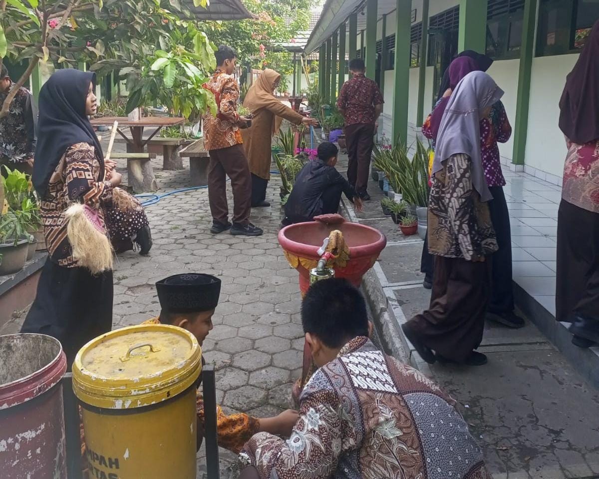 Integrasi Peringatan Hari Batik, Jumat Bersih, dan Pentas Kokurikuler di MTsN 6 Kulon Progo